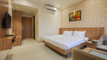 Camera Deluxe con letto matrimoniale o 2 letti singoli | Una scrivania, tende oscuranti, ferro/asse da stiro, Wi-Fi gratuito