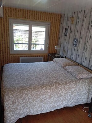 2 bedrooms, free WiFi, bed sheets - House apartment with terrace. Vintage atmosphere (rosieres en santerre)