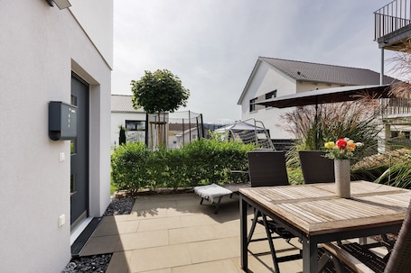 Outdoor dining. Apartment 'Seeglück' with Mountain View, Private Terrace and Wi-Fi