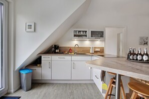 Fridge, oven, stovetop, dishwasher - Apartment 'Wald Und Meer' with Sea View, Balcony and Wi-Fi (Glücksburg)