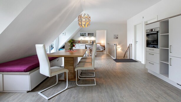 Ein modernes Loft-Apartment mit Essbereich, Küche und Schlafschlaff.