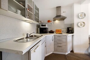 Réfrigérateur, micro-ondes, four, plaque de cuisson