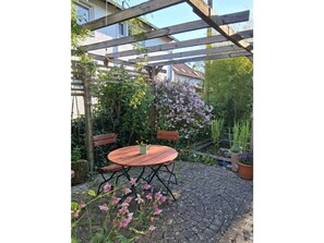 Outdoor dining - Apartment 'Kraus' with Private Terrace and Wi-Fi (Salem)