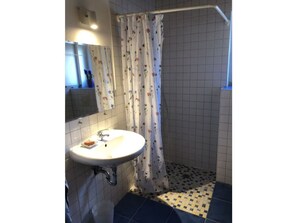 Shower, towels - Apartment 'Kraus' with Private Terrace and Wi-Fi (Salem)