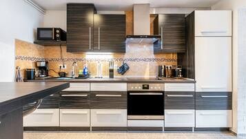 Kühlschrank, Mikrowelle, Ofen, Herdplatte