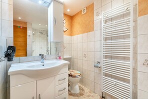 Shower, hair dryer, towels - Apartment 'Tating' with Private Terrace and Wi-Fi (Tating)