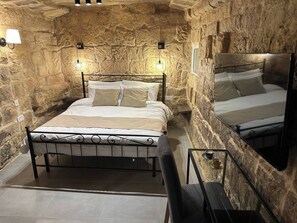 8 bedrooms, iron/ironing board, internet, bed sheets - Kappella boutique in Malta (Iż-Żurrieq)