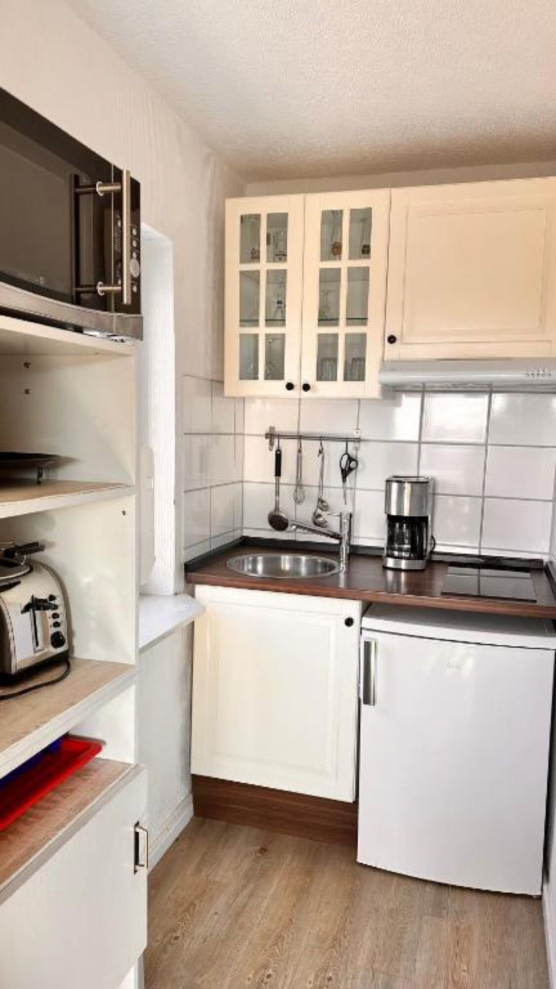 Kühlschrank, Mikrowelle, Herdplatte, Wasserkocher mit Kaffee-/Teezubehör