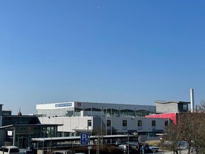 Un edificio moderno con un letrero que dice 'DUNEN-THERME'.
