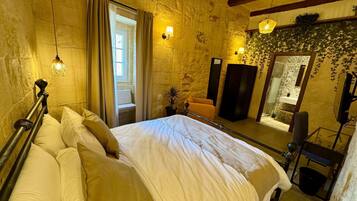 1 bedroom, iron/ironing board, internet, bed sheets