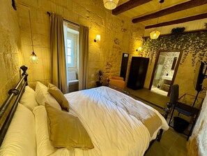 1 slaapkamer, een strijkplank/strijkijzer, internet, beddengoed
