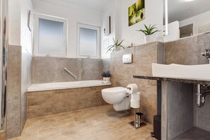 Shower, hair dryer, towels - Apartment 'Haus Elena' with Mountain View, Private Terrace and Wi-Fi (Bestwig)