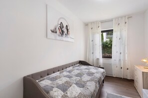 3 bedrooms, iron/ironing board, free WiFi, bed sheets - Apartment 'Haus Elena' with Mountain View, Private Terrace and Wi-Fi (Bestwig)