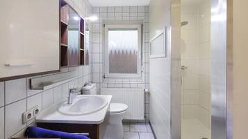 Chuveiro, secador de cabelo, toalhas de banho