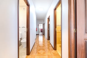 Secador de cabelo, toalhas de banho