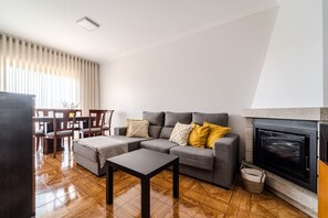 Televisión y chimenea 