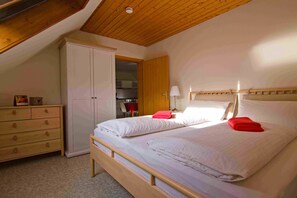 2 bedrooms, iron/ironing board, free WiFi, bed sheets