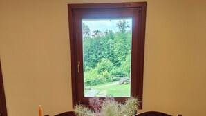 A dining table set for four with a view of a garden through a window. - The House on the Mount - Euganean Hills Regional Park - (Veneto)