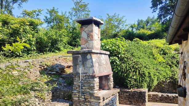 A stone-built outdoor structure with a chimney, surrounded by lush greenery and a stone wall. - The House on the Mount - Euganean Hills Regional Park - (Veneto)
