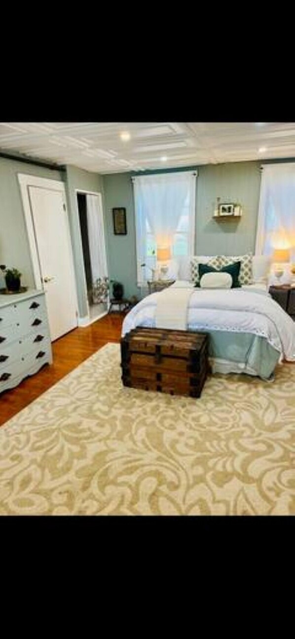 1 bedroom, iron/ironing board, WiFi, bed sheets - Ell Suite walk to town beach (Bridgton)