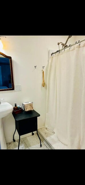 Shower - Ell Suite walk to town beach (Bridgton)