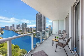 Property grounds - Balcony with Infinite Views - Poolside Comfort (Hallandale Beach)