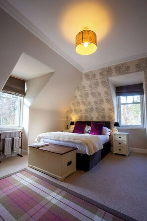 4 slaapkamers, een strijkplank/strijkijzer, reisbedje, gratis wifi