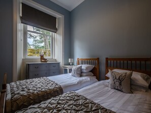 4 habitaciones, tabla de planchar con plancha y cuna de viaje 