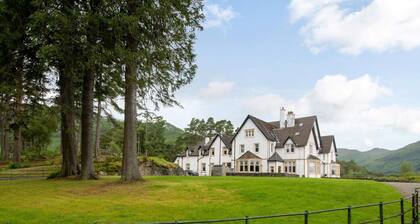 Wattie Cottage - historic Arts & Crafts house with loch views
