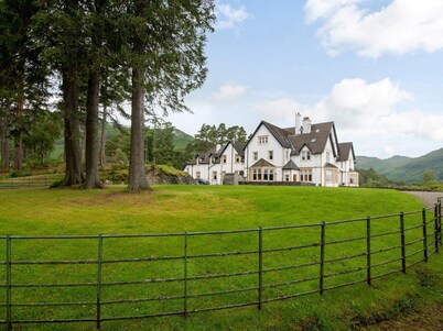 Wattie Cottage - Historic Arts & Crafts home with loch views. Pet-friendly.