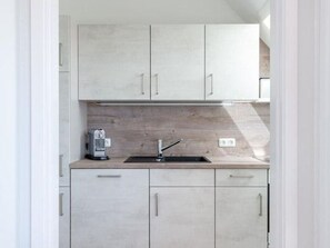 Réfrigérateur, four, lave-vaisselle, cafetière/bouilloire