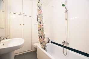 Douche, sèche-cheveux, serviettes fournies