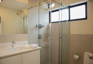 Dusche, Haartrockner, Handtücher