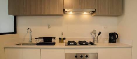 Réfrigérateur, micro-ondes, four, plaque de cuisson