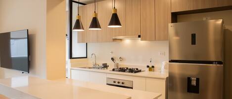 Réfrigérateur, micro-ondes, four, plaque de cuisson