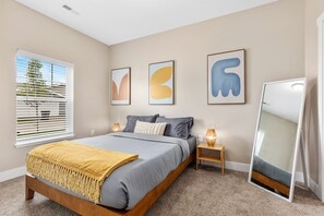 16 habitaciones, escritorio y tabla de planchar con plancha 