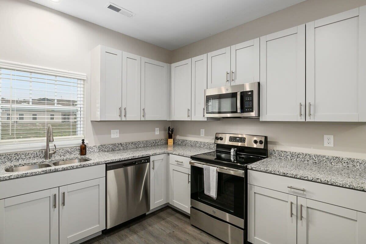 Kylskåp, mikrovågsugn, ugn och spishäll