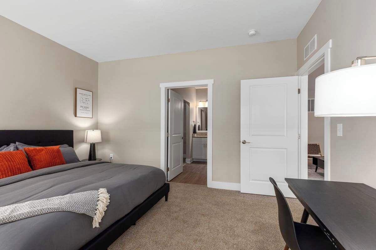 16 quartos, escrivaninha, ferros/tábuas de passar roupa, berço de viagem