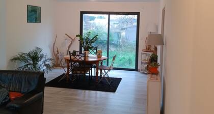 New 100m2 3-bedroom house with air-conditioning and enclosed grounds for animals