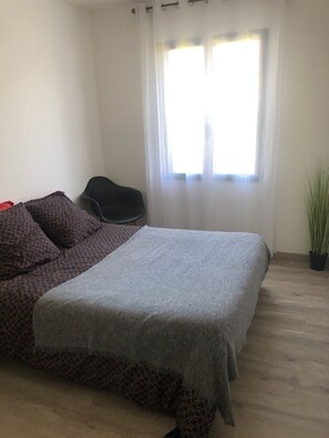 3 chambres, fer et planche à repasser, Wi-Fi, draps fournis