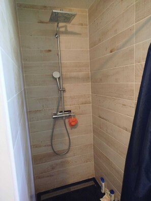 Chuveiro, secador de cabelo, toalhas de banho, sabonete