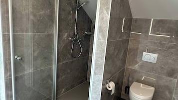 Dusche, Haartrockner, Handtücher, Seife