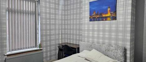 4 bedrooms, iron/ironing board, WiFi, bed sheets