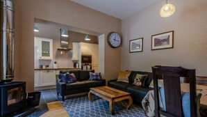 Smart TV, fireplace - Scott Cottage - Luxury in the heart of Loch Lomond & The Trossachs (Stronachlachar)