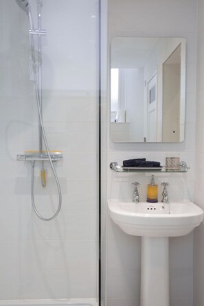 Dusche, Haartrockner, Handtücher, Seife