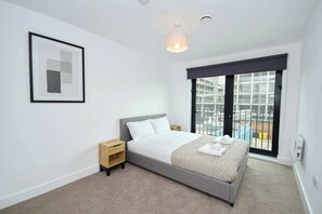 2 habitaciones, tabla de planchar con plancha, wifi y ropa de cama 