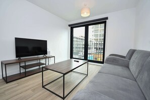 TV, offices - 2BR Apartment with Parking Bastion Point Liverpool (Liverpool)