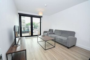 TV, offices - 2BR Apartment with Parking Bastion Point Liverpool (Liverpool)