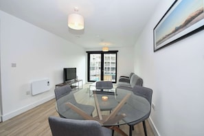 TV, offices - 2BR Apartment with Parking Bastion Point Liverpool (Liverpool)