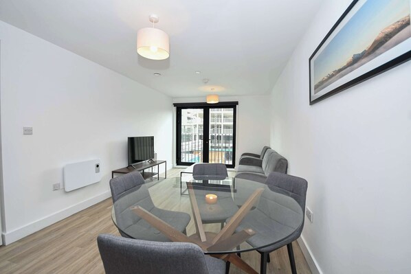 TV, offices - 2BR Apartment with Parking Bastion Point Liverpool (Liverpool)